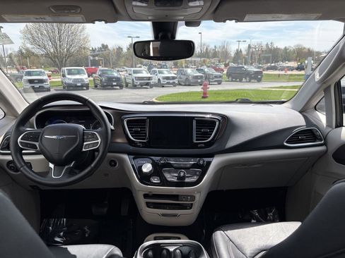 Used 2018 Chrysler Pacifica Touring-L Plus image 8
