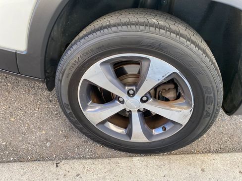 Used 2019 Jeep Cherokee Limited image 28