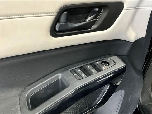 Used 2024 Nissan Pathfinder SV w/ SV Premium Package AWD/4WD image 38