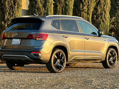 Certified 2022 Volkswagen Taos SE image 4