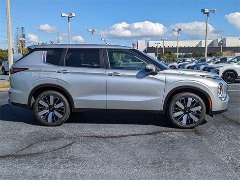 New 2025 Mitsubishi Outlander SE image 4