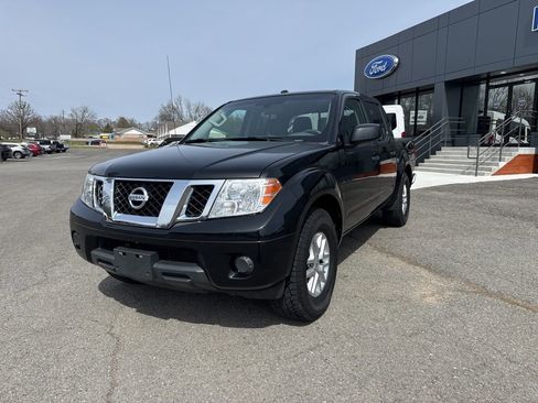 Used 2017 Nissan Frontier SV image 2