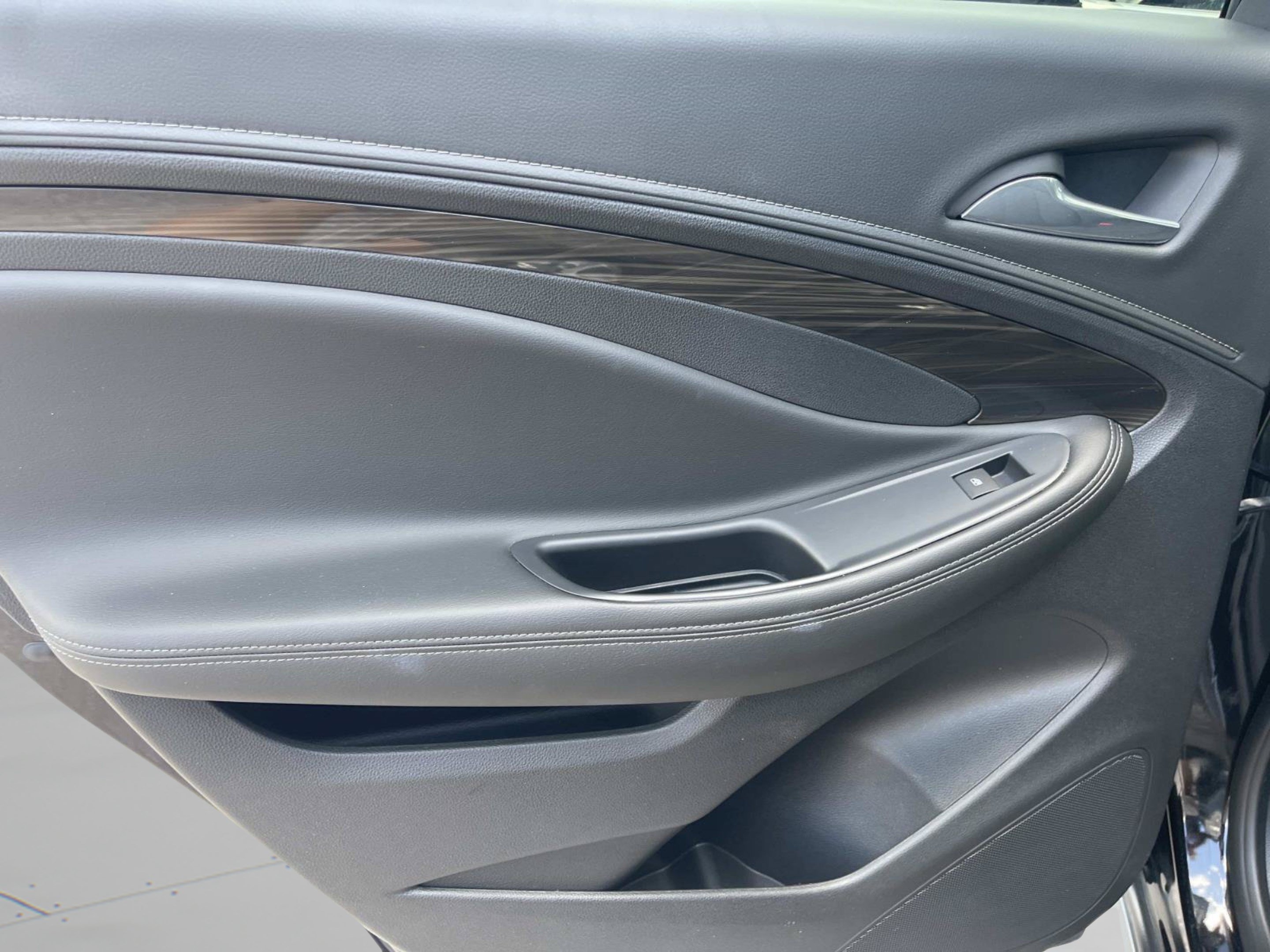Used 2020 Buick Envision Essence FWD image 17
