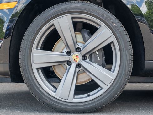 Certified 2025 Porsche Macan image 12