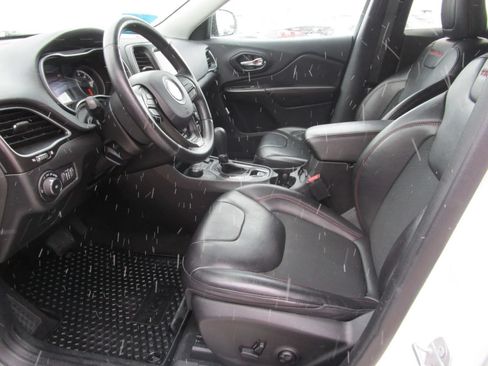 Used 2020 Jeep Cherokee Trailhawk w/ Cold Weather Group AWD/4WD image 12