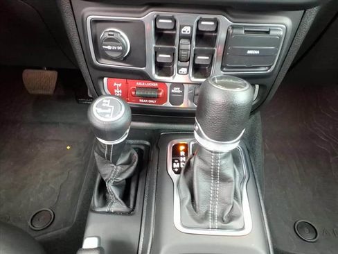 Used 2025 Jeep Gladiator Mojave w/ Convenience Group AWD/4WD image 23