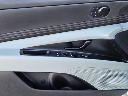 Used 2025 Hyundai Elantra Limited image 11