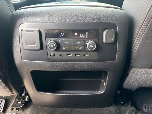 Used 2018 Chevrolet Suburban Premier AWD/4WD image 15