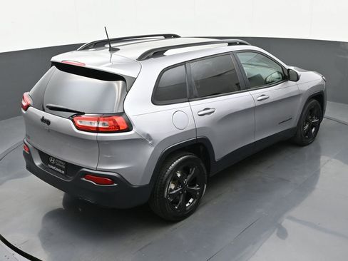 Used 2018 Jeep Cherokee Latitude w/ Altitude Package FWD image 32