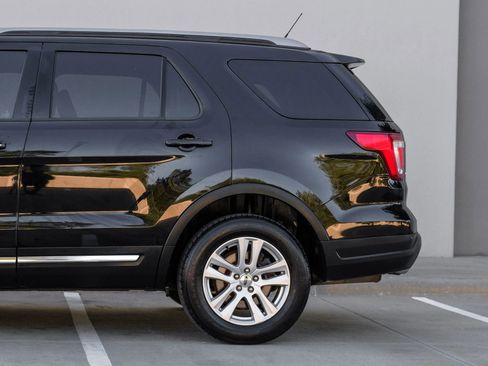 Used 2018 Ford Explorer XLT w/ Equipment Group 202A AWD/4WD image 13