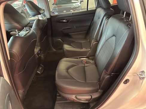 Used 2022 Toyota Highlander XLE AWD/4WD image 14
