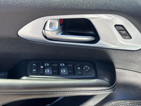 Used 2026 Chrysler Pacifica Limited FWD image 18