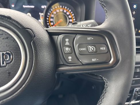 Used 2025 Jeep Wrangler Unlimited Rubicon AWD/4WD image 38