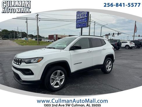Used 2024 Jeep Compass Latitude AWD/4WD image 1