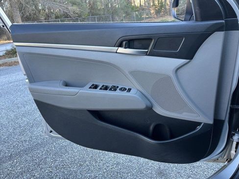 Used 2019 Hyundai Elantra SE image 13