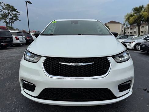 Used 2024 Chrysler Pacifica Touring-L FWD image 3