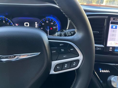 Used 2025 Chrysler Pacifica Select FWD image 30