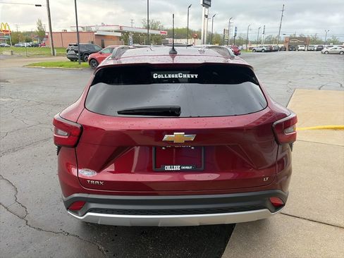 Used 2025 Chevrolet Trax LT FWD image 9