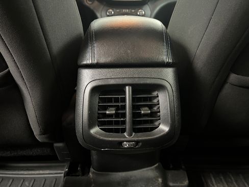 Used 2020 Jeep Cherokee Latitude AWD/4WD image 35
