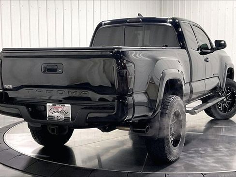 Used 2019 Toyota Tacoma TRD Sport AWD/4WD image 13