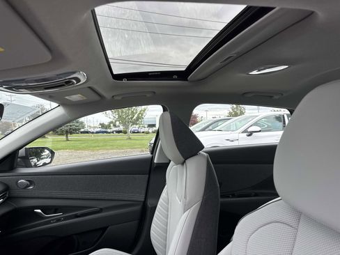 Used 2025 Hyundai Elantra Limited image 8