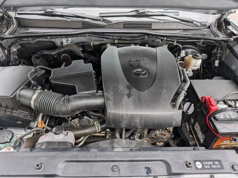 Used 2018 Toyota Tacoma TRD Sport w/ Technology Package image 10