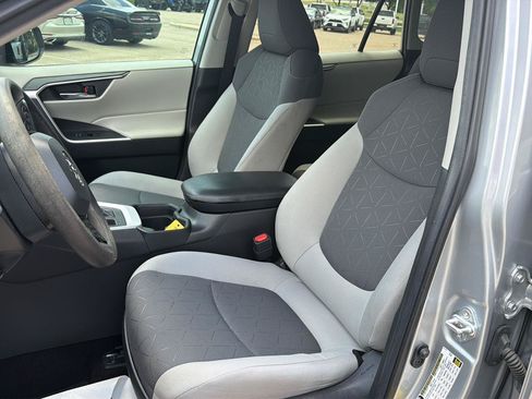 Used 2020 Toyota RAV4 XLE w/ Convenience Package FWD image 9