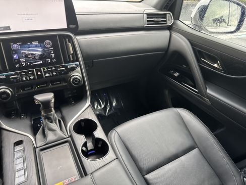 Used 2025 Lexus LX 600 4WD w/ Luxury Package image 13