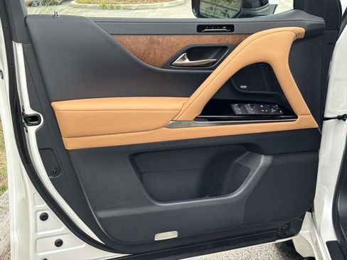 Used 2026 Lexus LX 600 4WD w/ Accessory Package (2T) image 19