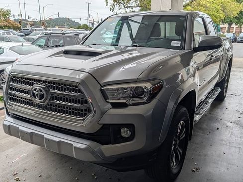 Used 2017 Toyota Tacoma TRD Sport w/ Tow Package AWD/4WD image 6