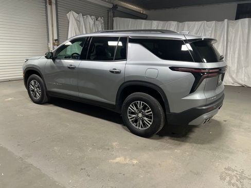 Used 2025 Chevrolet Traverse LT image 5