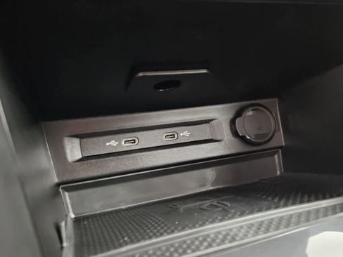 Certified 2024 Volkswagen Tiguan SE image 27