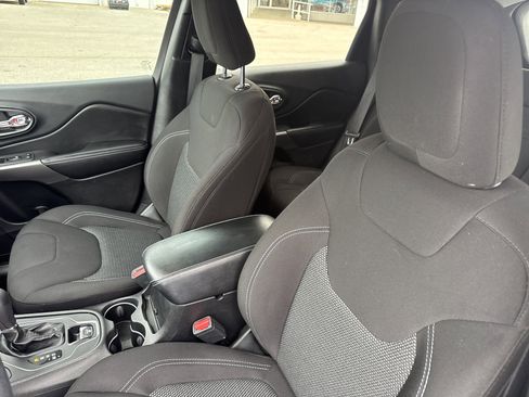 Used 2019 Jeep Cherokee Latitude w/ Popular Appearance Group FWD image 11