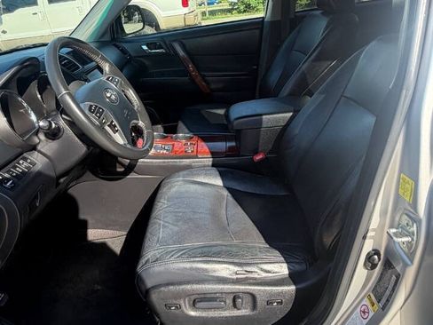 Used 2011 Toyota Highlander Limited w/ Tow Pkg AWD/4WD image 13