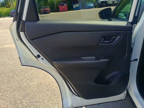 Used 2024 Nissan Rogue S AWD/4WD image 19