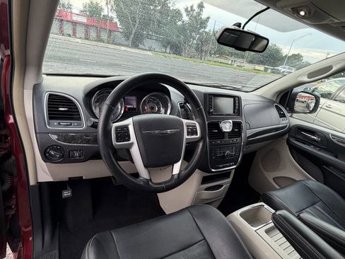 Used 2014 Chrysler Town & Country Touring FWD image 7