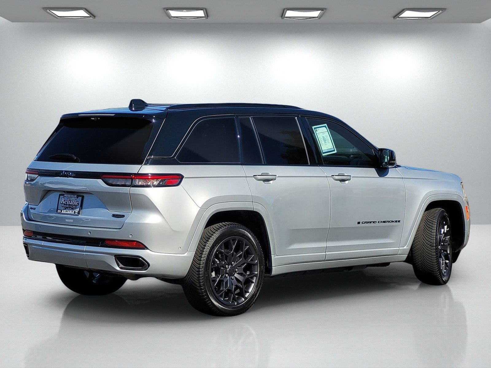 Used 2023 Jeep Grand Cherokee Summit AWD/4WD image 4