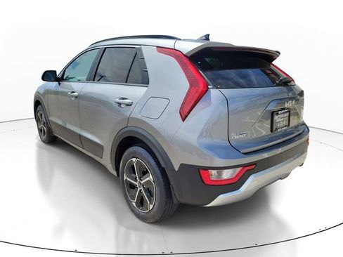 Used 2025 Kia Niro LX image 4