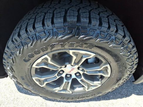 Used 2025 GMC Sierra 1500 SLT AWD/4WD image 10