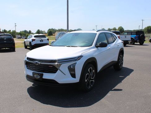 New 2026 Chevrolet Trax RS w/ Sunroof Package FWD image 4