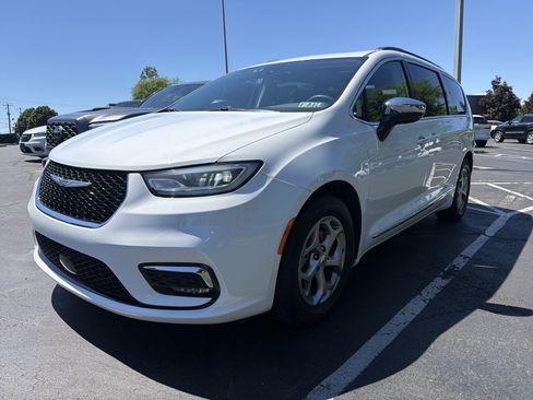 Used 2023 Chrysler Pacifica Limited FWD image 3