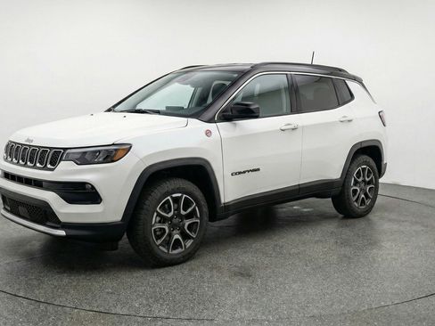 Used 2025 Jeep Compass Trailhawk AWD/4WD image 3