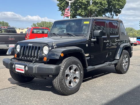 Used 2016 Jeep Wrangler Unlimited Sahara w/ Dual Top Group image 3