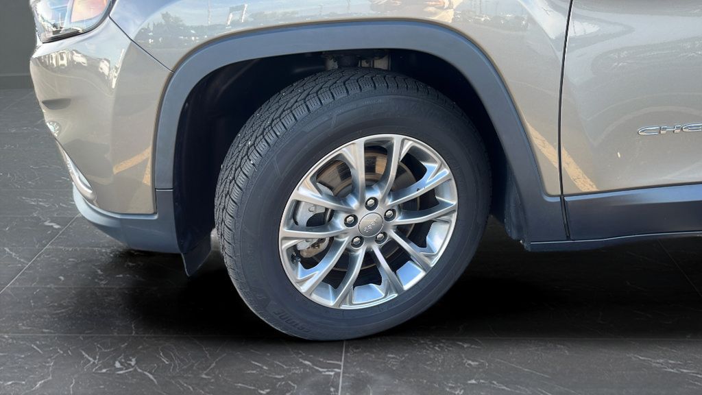 Used 2019 Jeep Cherokee Latitude Plus w/ Comfort/Convenience Group FWD image 32