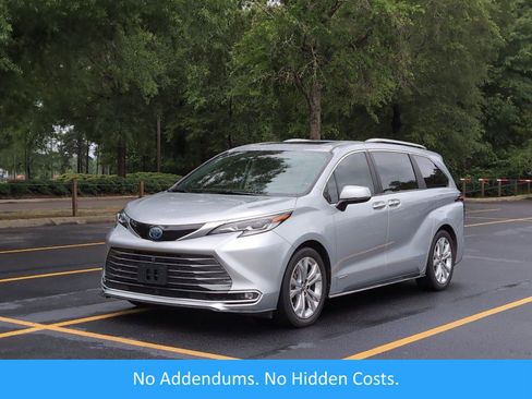 Used 2021 Toyota Sienna Platinum FWD image 1