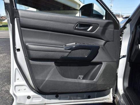 Used 2025 Nissan Pathfinder SV AWD/4WD image 12