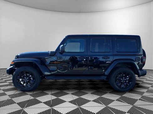 Used 2025 Jeep Wrangler Sahara image 6