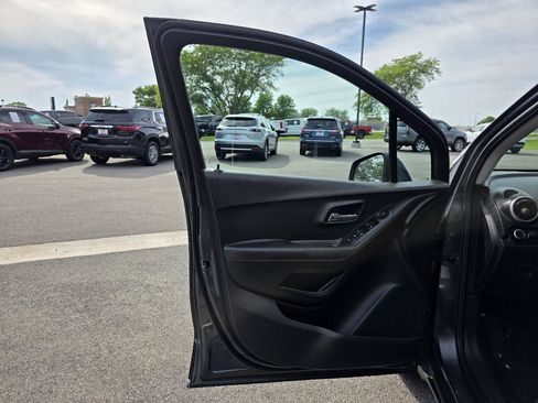 Used 2016 Chevrolet Trax LS FWD image 2