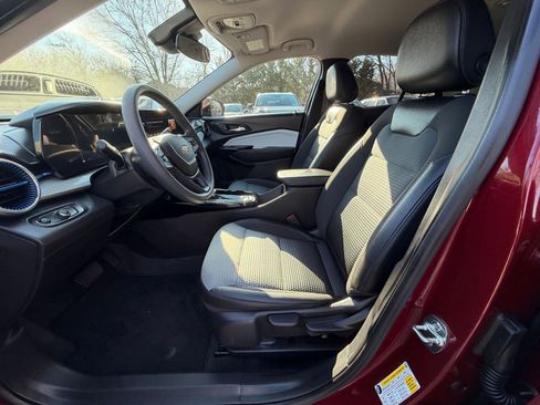 Used 2025 Chevrolet Trax LT image 24
