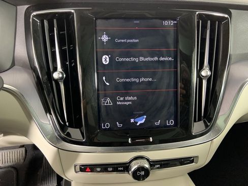 Used 2020 Volvo V60 T5 Cross Country image 30